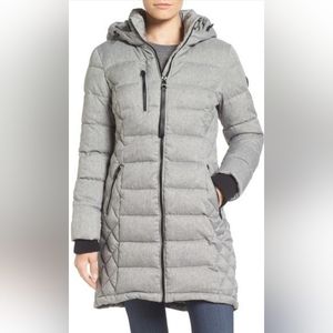 guess zip front hooded puffer coat in great used condition, size S/P